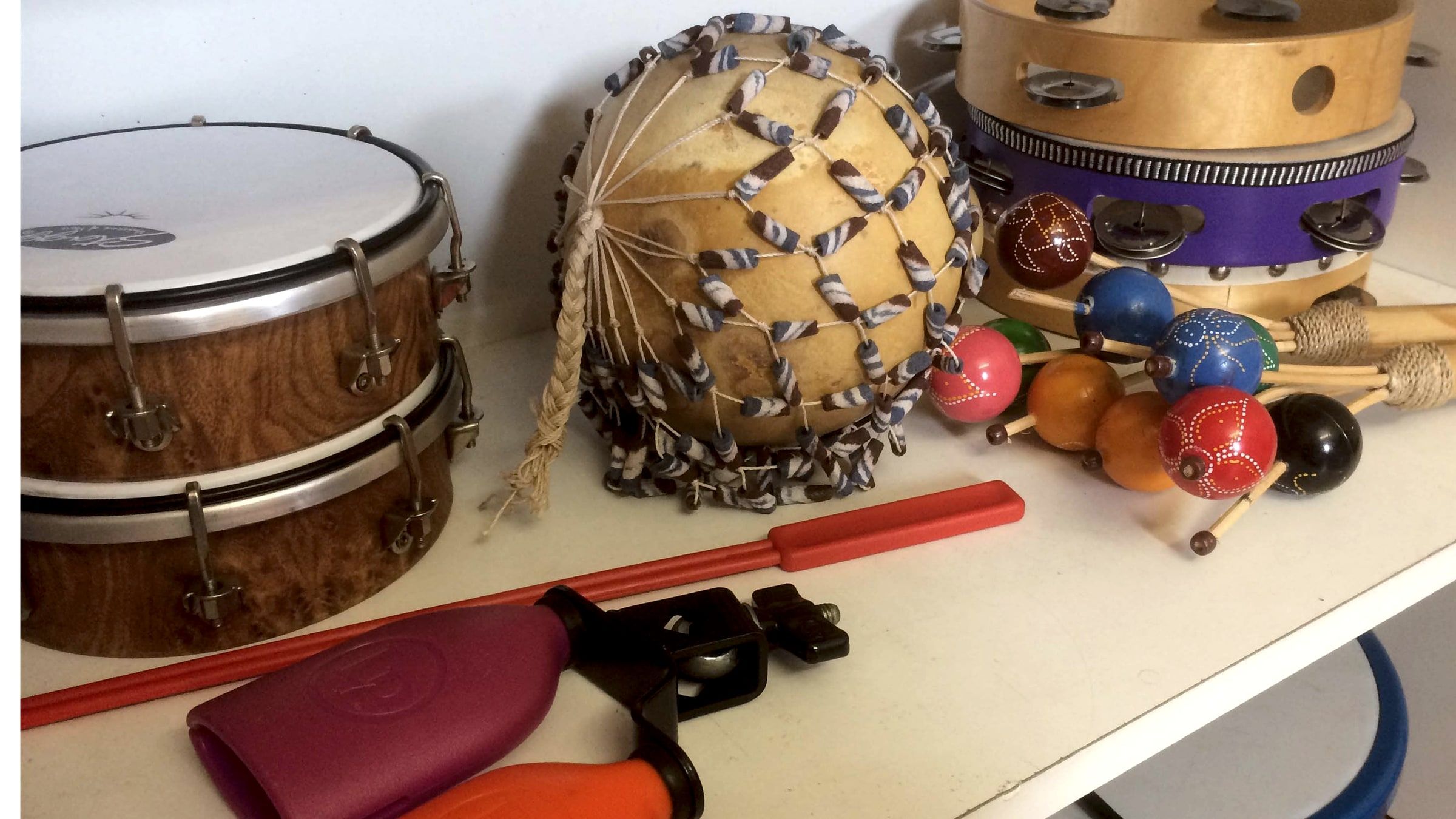 Maracas, tambourins, calebasse et tambours sur une étagère