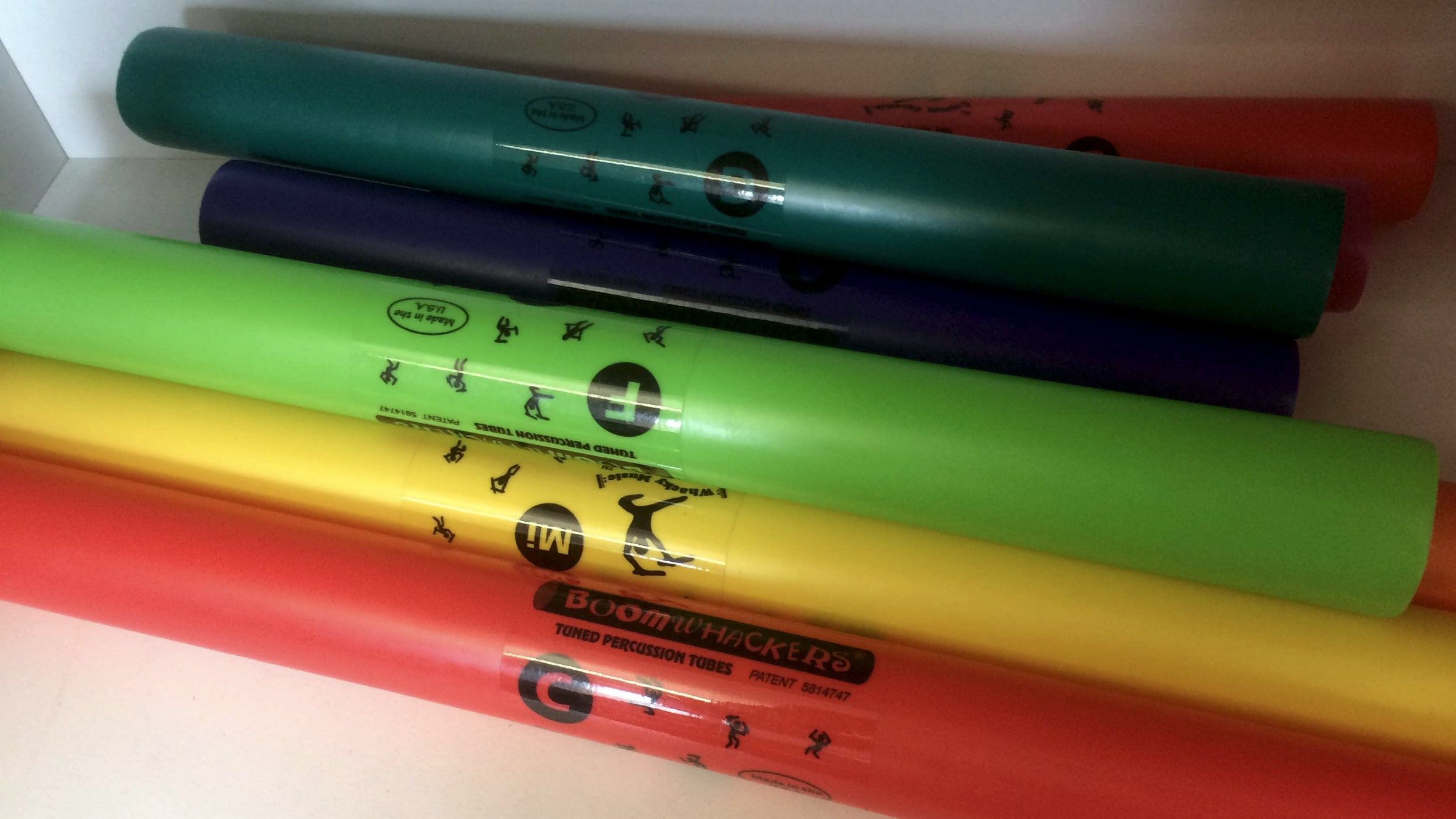 Tubes musicaux colorés accordés sur les notes de la gamme
